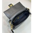 Borse Imitazioni Fendi Baguette Media Nappa Nera con cinturino lettering FENDI in metallo 8BR822