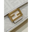 Borsa Replica 1:1 in tela Fendi Baguette media FF 8BR600 Bianca