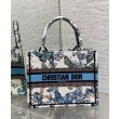 Replica Perfetta tote Christian Dior piccola Dior Book ricamata con un blu notte bianco e pastello