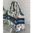 Replica Perfetta tote Christian Dior piccola Dior Book ricamata con un blu notte bianco e pastello