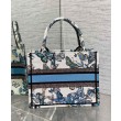 Replica Perfetta tote Christian Dior piccola Dior Book ricamata con un blu notte bianco e pastello