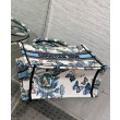 Replica Perfetta tote Christian Dior piccola Dior Book ricamata con un blu notte bianco e pastello