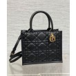 Christian Dior Borsa tote Dior Book piccola Motivo Macrocannage nero con ciondoli D.I.O.R in metallo dalla finitura oro pallido