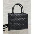 Christian Dior Borsa tote Dior Book piccola Motivo Macrocannage nero con ciondoli D.I.O.R in metallo dalla finitura oro pallido