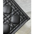 Christian Dior Borsa tote Dior Book piccola Motivo Macrocannage nero con ciondoli D.I.O.R in metallo dalla finitura oro pallido