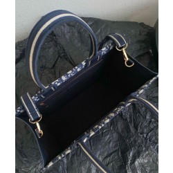 Christian Dior Borsa tote media Dior Book Blu scuro Ricami Dior Oblique e pelle di vitello