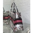 Christian Dior Borse Replica tote media Dior Book Borse Replica rosa a tema Butterfly Around The World. Ricamo grafico