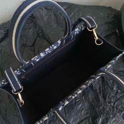 Replica Perfette Christian Dior Borsa tote media Dior Book Blu scuro Ricami Dior Oblique e pelle di vitello imitazioni