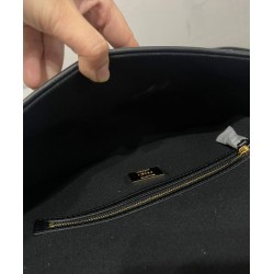 Borsa baguette media Fendi con motivo FF in rilievo 8BR600 nera Borsa baguette media Fendi con motivo FF in rilievo 8BR600 nera