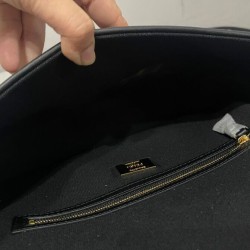 Sito Replica Borsa baguette media Fendi con motivo FF in rilievo 8BR600 nera imitazioni Miglior Prezzo Borsa baguette media Fendi con motivo FF in rilievo 8BR600 nera Replica