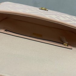 Sito Replica Perfetta Baguette media Fendi con motivo FF in rilievo 8BR600 Rosa imitazioni Miglior Prezzo Replica Perfetta Baguette media Fendi con motivo FF in rilievo 8BR600 Rosa