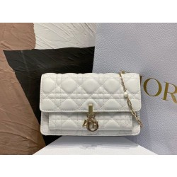 Pochette Dior Lady Dior con catena Cannage bianca