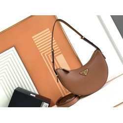 Bora Pari all'originale replica a spalla Prada Arque Marrone