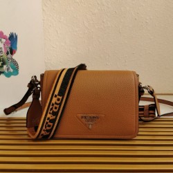 Borsa a tracolla Prada con patta granulata marrone Replica qualità specchio Replica Perfette Borsa a tracolla Prada con patta granulata marrone imitazioni