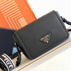 Imitazione Borsa a tracolla Prada con patta nera granulata Replica qualità specchio Replica Perfette Imitazione Borsa a tracolla Prada con patta nera granulata imitazioni