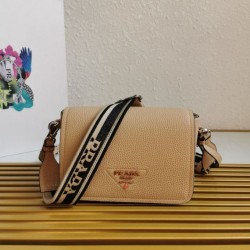 Borsa a tracolla Prada con patta granulata sabbia Replica qualità specchio Replica Perfette Borsa a tracolla Prada con patta granulata sabbia imitazioni