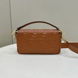 Borsa media Fendi Baguette Borsa Fendi con motivo FF Marrone Replica qualità specchio Replica Perfette Borsa media Fendi Baguette Borsa Fendi con motivo FF Marrone imitazioni