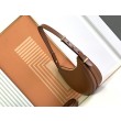 Bora Pari all'originale replica a spalla Prada Arque Marrone