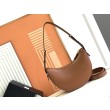 Bora Pari all'originale replica a spalla Prada Arque Marrone