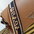 Borsa a tracolla Prada con patta granulata marrone
