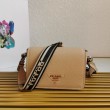 Borsa a tracolla Prada con patta granulata sabbia