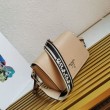 Borsa a tracolla Prada con patta granulata sabbia