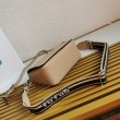 Borsa a tracolla Prada con patta granulata sabbia