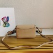 Borsa a tracolla Prada con patta granulata sabbia