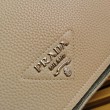 Borsa a tracolla Prada con patta granulata sabbia