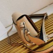 Borsa a tracolla Prada con patta granulata sabbia
