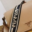Borsa a tracolla Prada con patta granulata sabbia