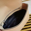 Borsa a tracolla Prada con patta granulata sabbia