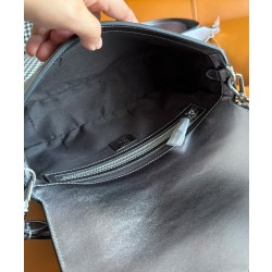 Borse Imitazioni Fendi Baguette Media Borchie Sfaccettate motivo FF 8BR600 Argento