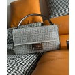 Borse Imitazioni Fendi Baguette Media Borchie Sfaccettate motivo FF 8BR600 Argento