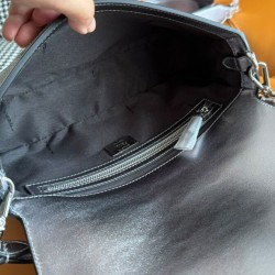 Borse Imitazioni Fendi Baguette Media Borchie Sfaccettate motivo FF 8BR600 Argento Replica qualità specchio Replica Perfette Borse Imitazioni Fendi Baguette Media Borchie Sfaccettate motivo FF 8BR600 Argento imitazioni