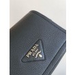 Imitazione Borsa a tracolla Prada con patta nera granulata