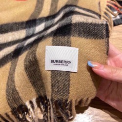 Dupe Burberry Scialle in lana cashmere con motivo tartan a doppia faccia con logo 30 x 180 marrone imitazioni perfette Replica Burberry Scialle in lana cashmere con motivo tartan a doppia faccia con logo 30 x 180 marrone Griffate