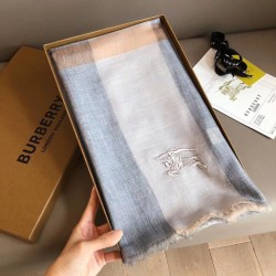 Dupe Sciarpa Burberry classica in cashmere con motivo tartan e ricamo cavallo 100 x 200 imitazioni perfette Replica Sciarpa Burberry classica in cashmere con motivo tartan e ricamo cavallo 100 x 200 Griffate