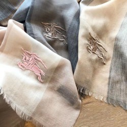 Dupe Alta gamma replica Sciarpa Burberry classica in cashmere con motivo check e ricamo cavallo 100 x 200 imitazioni perfette Replica Alta gamma replica Sciarpa Burberry classica in cashmere con motivo check e ricamo cavallo 100 x 200 Griffate