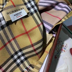 Dupe Dettagli perfetti Scialle Burberry Cashmere Seta Vintage Check 70 x 220 imitazioni perfette Replica Dettagli perfetti Scialle Burberry Cashmere Seta Vintage Check 70 x 220 Griffate