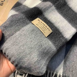 Dupe falso Burberry scialle classico in cashmere con motivo check medio 40 x 180 imitazioni perfette Replica falso Burberry scialle classico in cashmere con motivo check medio 40 x 180 Griffate