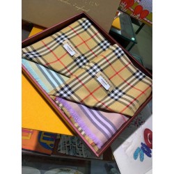 Dettagli perfetti Scialle Burberry Cashmere Seta Vintage Check 70 x 220