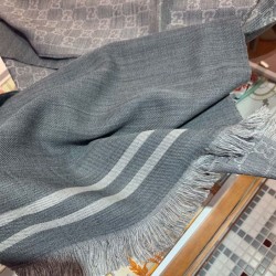 Dupe Sciarpa da uomo classica in cashmere double face Grigio imitazioni perfette Replica Sciarpa da uomo classica in cashmere double face Grigio Griffate