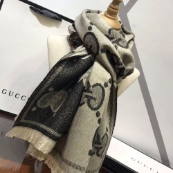 Dupe Pari all'originale replica falso Sciarpa in cashmere con logo jacquard GG Lurex Grigio imitazioni perfette Replica Pari all'originale replica falso Sciarpa in cashmere con logo jacquard GG Lurex Grigio Griffate