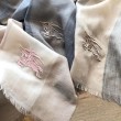 Pari all'originale replica Sciarpa Burberry classica in cashmere con motivo tartan e ricamo cavallo 100 x 200